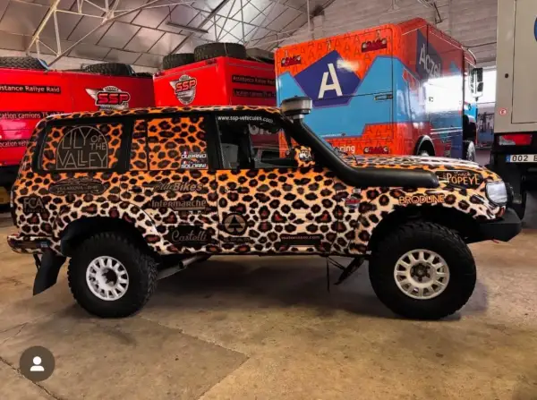 Toyota HDJ 80 preparado con un llamativo diseño de leopardo, listo para la aventura.