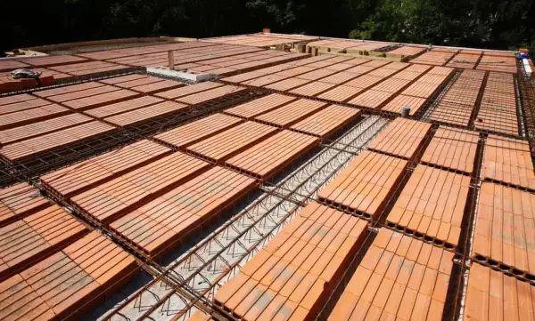 Budowa stropu Teriva: widok na ceglane pustaki i zbrojenie. Widać, ile styropianu na strop Teriva będzie potrzebne do izolacji.