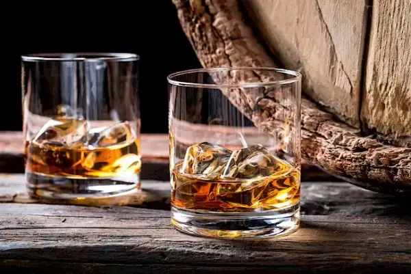 Czy whisky tuczy? Odkryj prawdę o wpływie alkoholu na wagę