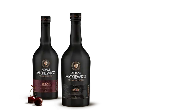 Dwie butelki czarnego likieru Adam Mickiewicz: wiśniowy z czekoladą i czarna trufla.