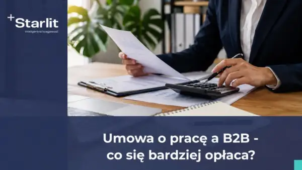 Osoba analizuje dokumenty i korzysta z kalkulatora, porównując umowę o pracę z kontraktem B2B.