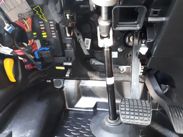 Panel bezpieczników Iveco Daily. Opis bezpieczników i ich lokalizacja pod deską rozdzielczą, obok kolumny kierownicy.