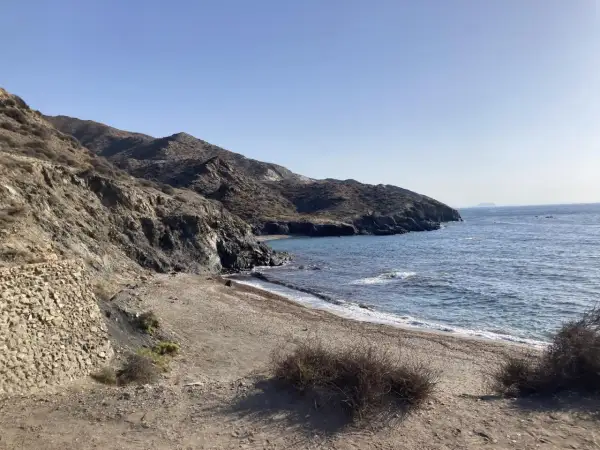 La cala Mal Paso en Almería, con sus montañas áridas y el mar azul, invita a la aventura.