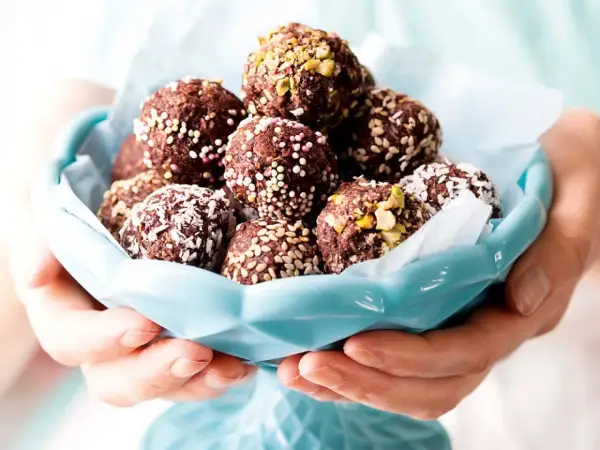 Chokladbollar med kokos, sesamfrön och pistage. Perfekt för att baka utan ugn, inspirerat av Ica.