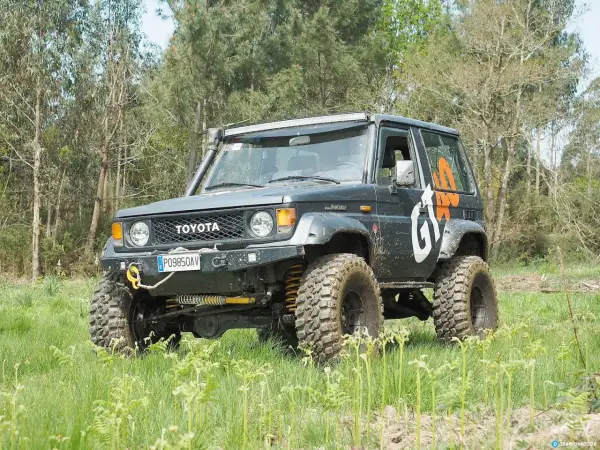 Toyota Land Cruiser preparado para off road, con snorkel y luces LED. Este Nissan Terrano 2 listo para la aventura se ve imponente.