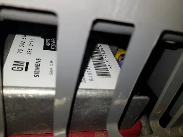 När airbag lampa lyser kan det bero på en felaktig SRS-enhet från Siemens, som syns här.