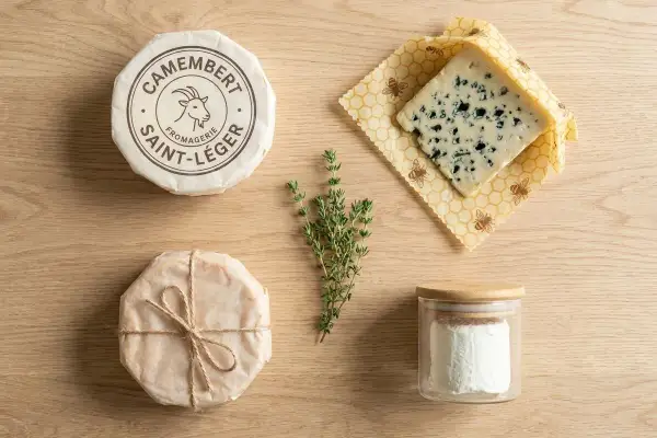 Assortiment de fromages : un camembert Saint-Léger, un fromage bleu, un fromage de chèvre, et du thym frais. Un festin digne de la Bourgogne !