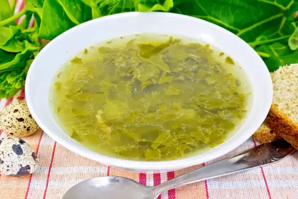 Jak jeść zupę szczawiową bez obaw o nerki? Neutralizuj szczawiany!