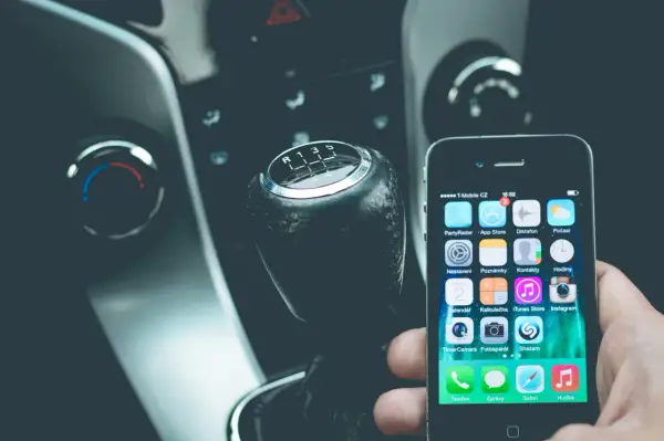 Maintenant, je navigue sur mon téléphone au volant. La boîte de vitesses est juste à côté de mon iPhone.
