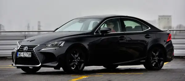 Czarny Lexus IS z kierowcą w okularach. Poznaj lexus is dane techniczne tego eleganckiego sedana.