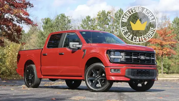 Camion américain rouge, marque Ford, lauréat du meilleur achat de sa catégorie.