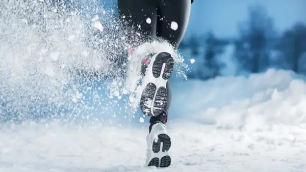 Courir dans la neige à 10 degrés : une personne en tenue de sport, chaussures de course, foulant la neige.
