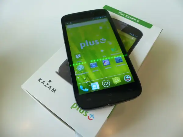Smartfon Kazam 5 z zielonym ekranem, na którym widać ikonę "Czasoumilacz Plus".