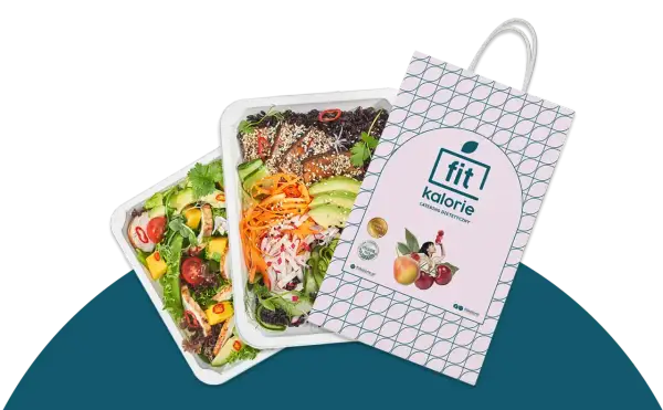 Dwa pudełka z pysznym jedzeniem i torba z logo "fit kalorie". Opinie o cateringu są pozytywne!