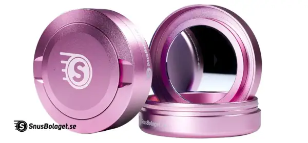Två rosa snusdosor, en stängd med S-logga, en öppen med spegel. Frågan är hur många snus i en dosa lyft.