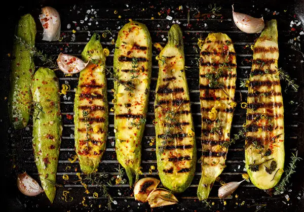 Grillad zucchini med vitlök, örter och citronzest. Perfekt som tillbehör till sommarmiddagen.