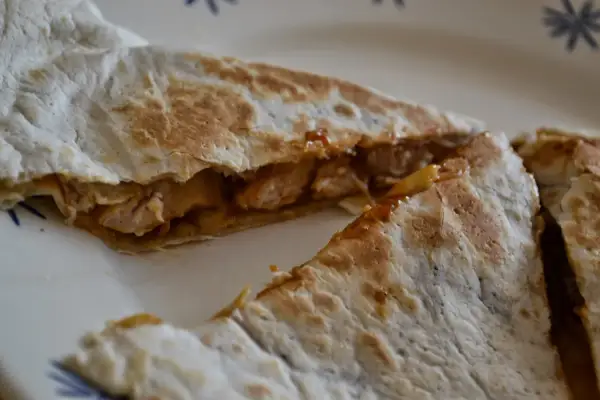 Qurrito z KFC, pyszne kawałki kurczaka w sosie, idealne na szybki posiłek. Zastanawiasz się nad kcal?