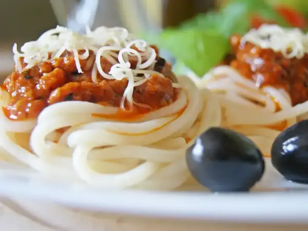 Pyszne spaghetti z sosem bolońskim i startym serem. Idealne danie, gdy zastanawiasz się, co zrobić z mascarpone, by nadać mu kremowości.
