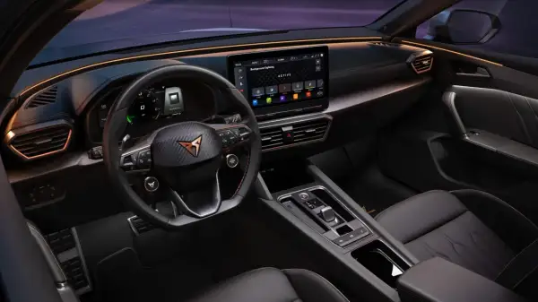 Intérieur moderne du Cupra Leon avec éclairage d'ambiance personnalisable, écran tactile et tableau de bord numérique.