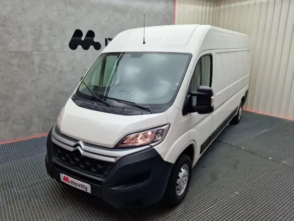 Furgoneta blanca Citroën Jumper 2.2 HDI, lista para solucionar cualquier problema.