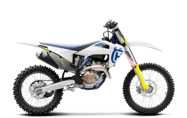 Biały motocykl Husqvarna FC 250 z niebieskim siedzeniem i żółtymi akcentami, gotowy do jazdy po torze.