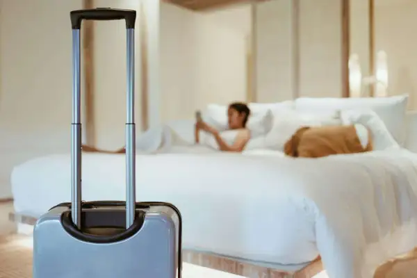 Zabezpiecz pokój hotelowy: Czy karta to za mało? Twój spokój.