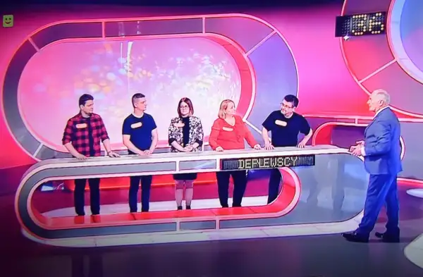 Uczestnicy teleturnieju, w tym rodzina pracowników TVP, czekają na rozpoczęcie gry.