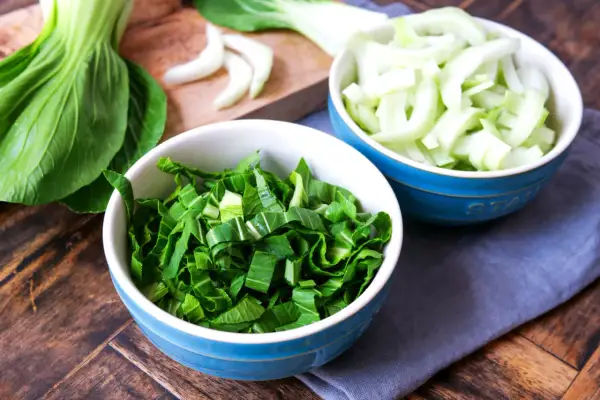 Frischer Pak Choi, einmal gehackt und einmal in Streifen geschnitten, bereit für die Zubereitung.