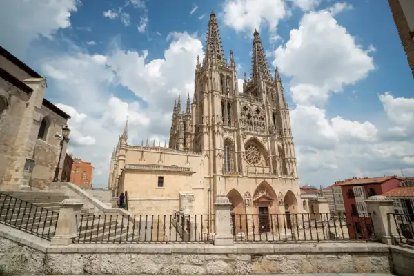Impresionante vista de la Catedral de Burgos, un tesoro gótico. Descubre qué ver en la Catedral de Burgos, con sus torres y rosetón.