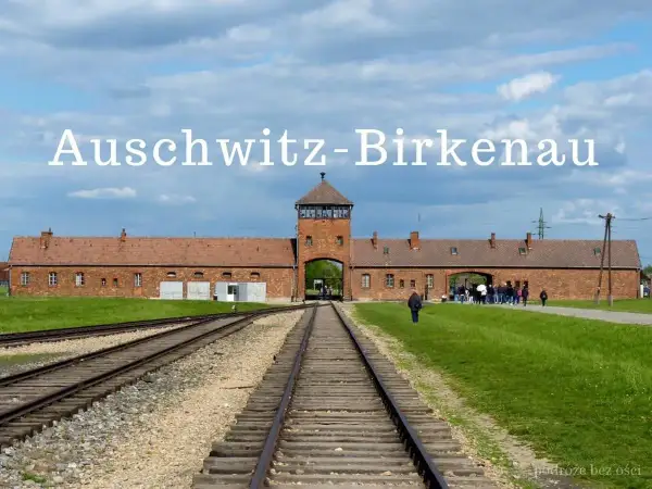 Brama w Auschwitz-Birkenau, gdzie kiedyś nie było cennika, a jedynie cierpienie. Torem kolejowym do bramy.