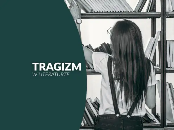 Dziewczyna szuka książek o tragizmie w literaturze. Na półkach biblioteki widać wiele tomów.