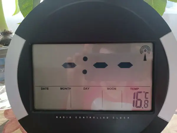 Zegar sterowany radiowo nie działa, antena sygnału jest pusta. Wyświetla temperaturę 16.8°C.