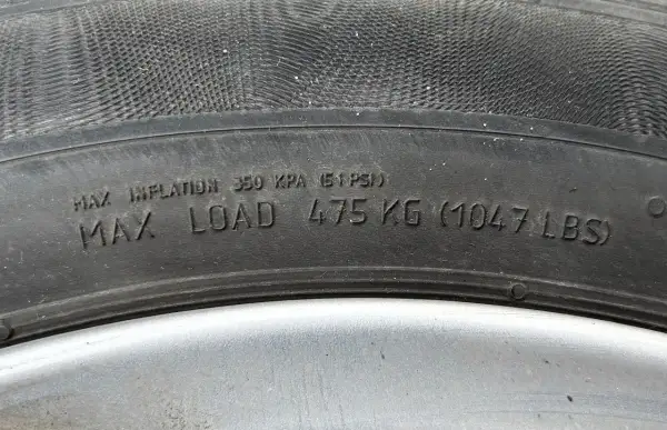 Oznaczenia opon: maksymalne ciśnienie 350 kPa (51 PSI), maksymalne obciążenie 475 kg (1047 LBS).