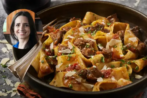 Un plato de fideos con carne, cubierto con queso rallado y perejil. Una mujer sonríe en un círculo superpuesto.