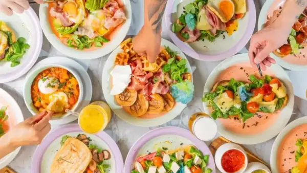 Disfruta de un delicioso brunch en Zaragoza con tostadas, huevos, gofres y más. ¡Un festín para compartir!