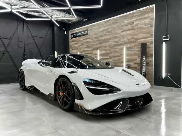 Biały McLaren 720S Spider po profesjonalnym detailing samochodowy, lśniący w studio.
