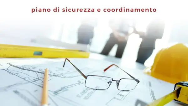 Il psc cos'è? Un piano di sicurezza e coordinamento su disegni tecnici, occhiali, matita, metro e casco.