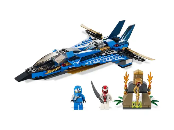 Niebieski myśliwiec z zestawu lego 9442, dwaj wojownicy Ninjago i kamienna konstrukcja z płomieniami.