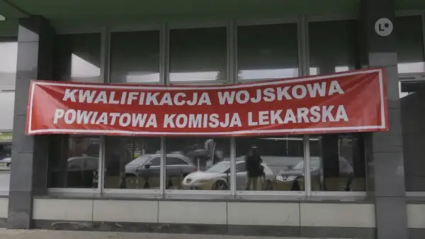 Czerwony baner informuje o kwalifikacji wojskowej i powiatowej komisji lekarskiej.