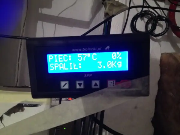 Panel sterowania pieca na ekogroszek. Wyświetla temperaturę 57°C i 3.0 kg spalonego paliwa. Automatyczne rozpalanie pieca na ekogroszek działa sprawnie.