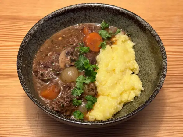 En mustig gryta med mört kött, morötter, lök och svamp, serverad med krämigt potatismos. Ett perfekt recept gryta för kalla dagar.