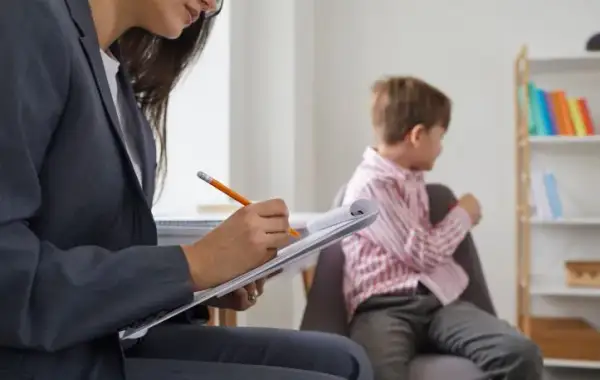 Czy pracownik niepedagogiczny może opiekować się uczniem samodzielnie?