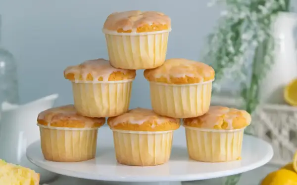 Gestapelte Zitronenmuffins mit Zuckerguss, perfekt für ein Zitronenmuffins Rezept.