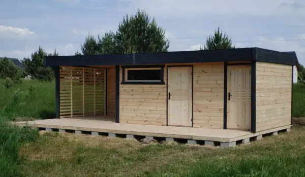 Nowy domek z tarasem na działkę, z drewnianymi drzwiami i oknem, gotowy na letnie wieczory.