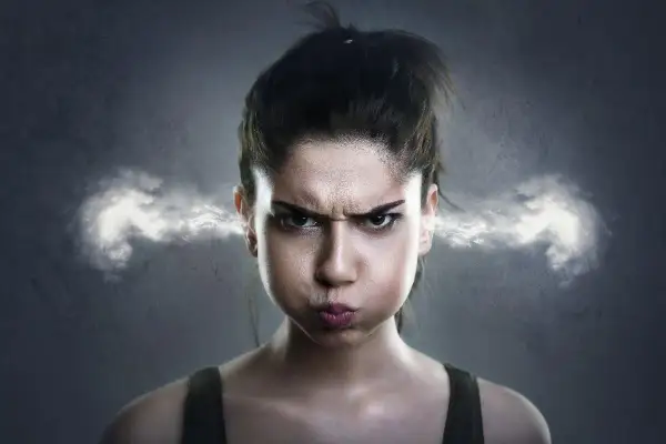 Mujer con cara de enfado y vapor saliendo de sus orejas. Ideal para buscar frases para cuando estas enfadado.
