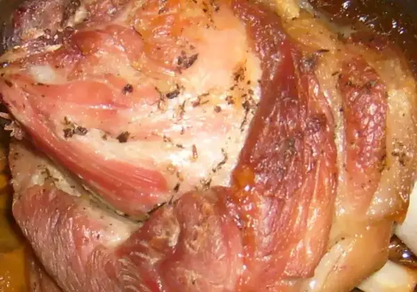 Soczysta, najlepsza golonka gotowana i pieczona, z chrupiącą skórką i delikatnym mięsem. Idealna na obiad.