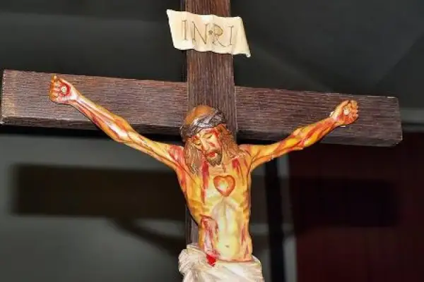 Figurka Jezusa na krzyżu, z koroną cierniową i tabliczką INRI. Symbol najpiękniejszych rozważań drogi krzyżowej.