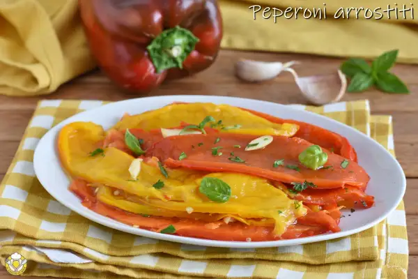 Deliziosa insalata di peperoni arrostiti, condita con aglio, basilico e prezzemolo. Un contorno colorato e saporito.