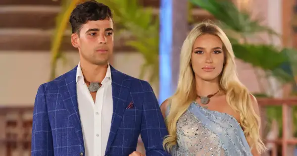 Hotel Paradise 5: uczestnicy w eleganckich strojach, mężczyzna w niebieskiej marynarce, kobieta w błękitnej sukni.