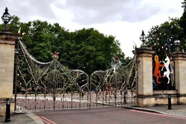 Wspaniała, ozdobna brama w Hyde Parku, z motywami zwierzęcymi i roślinnymi, zaprasza do zielonego serca Londynu.